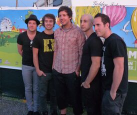 Simple Plan в 2009 году. Слева направо Дэвид Дерозье, Себастьен Лефевр, Пьер Бувье, Джефф Стинко, Чак Комо