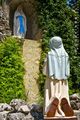 Грот в саду католической церкви святых Петра и Павла