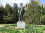 Памятник Мичурину. Мелитопольская опытная станция садоводства имени М. Ф. Сидоренко