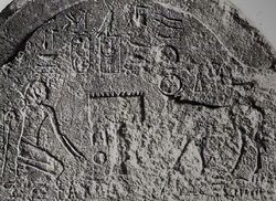 Камбис (слева, преклонив колени) в образе фараона во время поклонения быку Апису (524 год до н. э.)