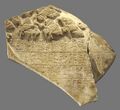 Стела коршунов; ок. 2450 года до н. э.; известняк; найден в 1881 году Эдуардом де Саржецем в Гирсу (теперь Телл Теллох, Ирак); Лувр