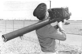 Стрелок с опытным прототипом ПЗРК в боевом положении на базе «Форт-Блисс», Техас (1975)