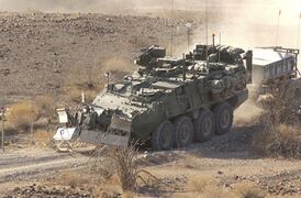 Боевая машина M1132 ESV с угловым ножевым танковым тралом в передней части