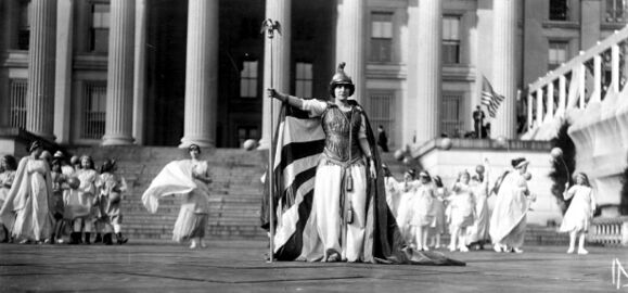 Театрализованное представление с участием немецкой актрисы Хедвиги Райхер[en] в образе Колумбии перед зданием казначейства[en] во время Парада за женское избирательное право в Вашингтоне 3 марта 1913 года