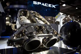 Блок из двух двигателей SuperDraco для установки на космическом корабле Dragon 2.