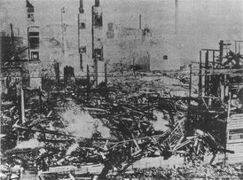 Магазин «Сузуки Сётэн» в Кобе, принадлежавший одноимённой компании, впоследствии уничтоженный бастующими. 12 августа 1918 года