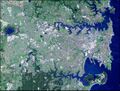 Фотография Сиднея, сделанная из космоса. В верхней правой части снимка виден протяжённый и извилистый залив Порт-Джэксон. В южной части располагается залив Ботани