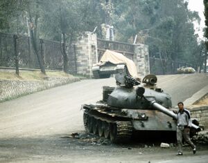 Подбитый танк Т-62 на улице Аддис-Абебы.