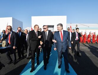 Президенты Азербайджана, Турции и Украины на церемонии открытия газопровода проекта TANAP в турецком Эскишехире