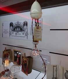 В экспозиции «Исторические и необычные электрические лампочки» представлена «вечная лампочка»