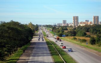 Въезд в Таллин по Нарвскому шоссе. Микрорайон Сели — справа