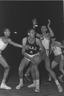 Коэн-Минц (в центре) в матче против сборной Польши, 1962 год