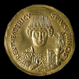 Золотая монета (тремисс) с изображением Теодориха Великого (сохранился один экземпляр). Национальный музей Рима.