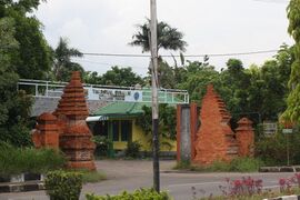 Чанди-бентар в стиле Cirebon в качестве ворот автовокзала в Чиребоне