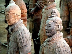 Обратите внимание, насколько лица этих двух солдат отличаются друг от друга. Каждая статуя является уникальной.