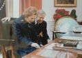 Маргарет Тэтчер вместе с президентом Картером за столом «Резолют»