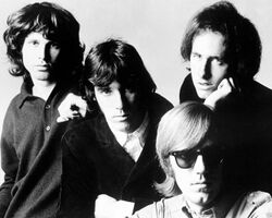 Полный состав группы The Doors Слева направо: Моррисон, Денсмор, Манзарек и Кригер.