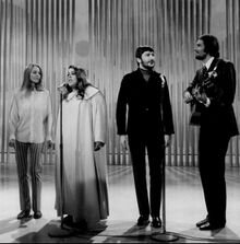 The Mamas & the Papas в 1967 году. Слева направо: Мишель Филлипс, Касс Эллиот, Денни Доэрти и Джон Филлипс.