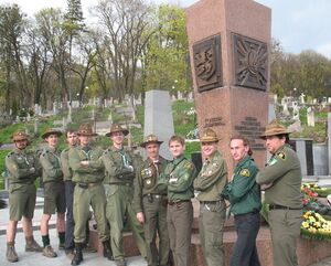 Члены движения Пласт у монумента солдатам дивизии CC «Галичина» (2008)