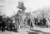 Русские солдаты у памятника Яну III Собескому во Львове во время Первой мировой войны. 1914 г.