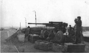 85-мм зенитное орудие 52-К 6-й батареи на Пролетарском мосту в Туле, октябрь 1941 года.