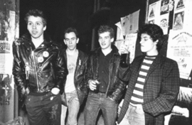 The Teen Idles в 1980 году. Слева направо: Натан Стреджсек, Джефф Нельсон  (англ.) (рус., Иэн Маккей, Джорди Гриндл
