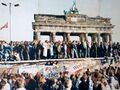 Падение Берлинской стены в 1989 году привело к воссоединению Восточной и Западной Германии.