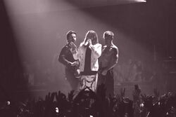 Thirty Seconds to Mars на концерте 2014 года в Москве: Томо Милишевич, Джаред Лето, Шеннон Лето (слева направо)