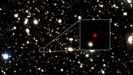 Изображение HD1, кандидата в самые удалённые галактики из известных на данный момент (13,5 млрд световых лет от Земли), созданное на основе данных телескопа VISTA[en]. Красный объект в центре увеличенной области — HD1[1]