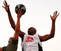 Бэйли играет в баскетбол с морской пехотой США во время своего визита в Ирак в 2007 году
