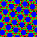 Одна из 8 полуправильных мозаик (если игнорировать цвета: p6). Вектора параллельного переноса чуть сдвинуты по отношению к направлениями нижележащей шестиугольной решётки узора