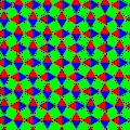 Одна из раскрасок плосконосой квадратной мозаики. Прямые скользящей симметрии идут от верхнего левого угла в нижний правый. Если игнорировать цвета, получим много больше симметрий, чем просто у pg, это будет p4g (см. этот же узор с раскрашенными в один цвет треугольниками)[4]