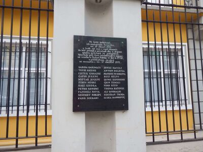 Мемориальная доска на здании бывшего посольства СССР в Тиране в память о казнённых албанцах