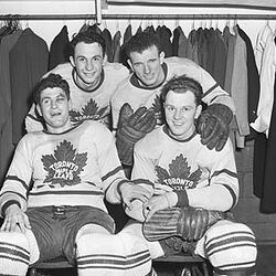 Тед Кеннеди (справа вверху), Вик Линн, Гас Мортсон и Бад Пойл в раздевалке «Торонто Мэйпл Лифс» (1946/47).