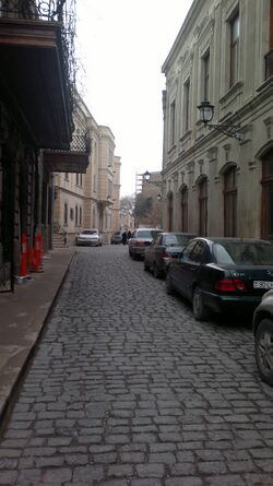 Башенная улица, вид от разветвления с улицей Бёюк Гала. На втором плане слева — дом-музей Камиля Алиева