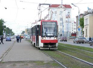 Трамвай Tatra T3R на остановке «Центр»