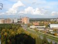 Октябрьский проспект, на горизонте белеют здания Москвы