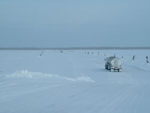 Зимник через реку Олбани