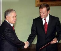 Дональд Туск (справа) назначается премьер-министром президентом Лехом Качиньским, 9 ноября 2007 года