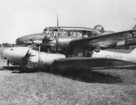 Сцепившиеся в воздухе самолёты Avro Anson после благополучной посадки