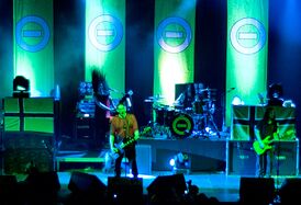 Type O Negative на концерте в Берлине, 2007 год. На декорациях изображён минус внутри О — «герб» группы