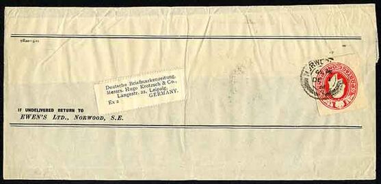 Великобритания: бандероль, отправленная в 1911 году в адрес издания «Briefmarkenzeitung»[de] (Лейпциг) из филателистической фирмы Ewen’s Ltd в Норвуде (Лондон), владельцем которой был Х. Л. Юэн. На оболочке бандероли наклеен напечатанный знак почтовой оплаты, вырезанный[en] из другой цельной вещи[^]