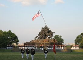 Парад Корпуса морской пехоты у мемориала