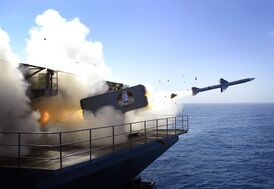 Запуск ракеты RIM-7P с борта USS Abraham Lincoln