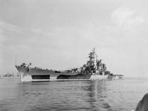 USS Alaska на рейде Филадельфии 30 июля 1944 г.