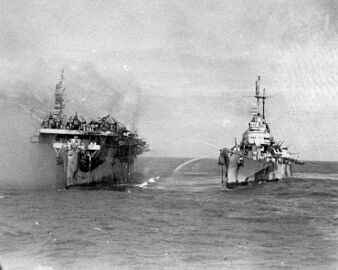Крейсер «Бирмингем» пытается потушить пожар на «Принстоне»