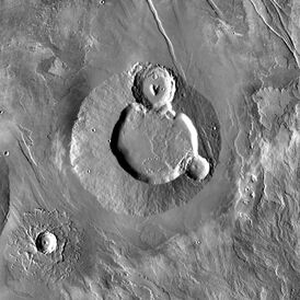 Купол Улисса. Мозаичное изображение составлено на основе снимков орбитального аппарата «Марс Одиссей». Бо́льшая часть кальдеры покрыта слоем оползней, которые были вызваны образованием близлежащих ударных кратеров