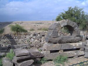 Развалины древней синагоги 1500-летней давности в месте, несущем арабское название [1]Ум-эль-Кантир[en]