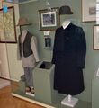Слева направо: костюмы уральского рабочего и управляющего рубежа XIX-XX веков. ГИМ