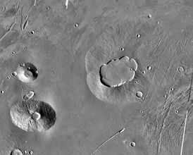 Группа вулканов Урана: Керавнский купол (внизу слева), Купол Урана (в центре слева) и Гора Урана (вверху справа). Мозаичное изображение составлено на основе снимков орбитального аппарата Марс Одиссей.